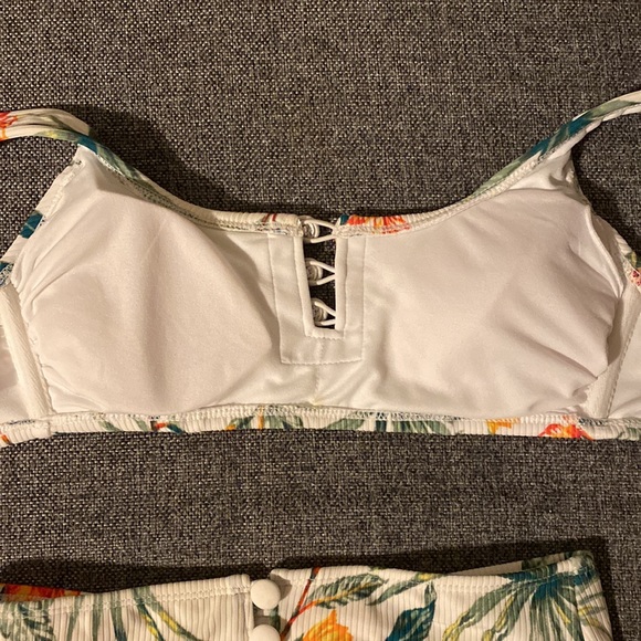 High waisted white floral two piece bikini with adjustable straps and padding - Picture 5 of 7